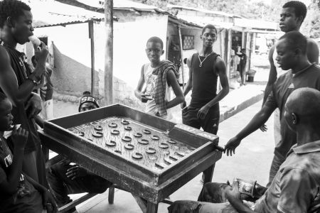 Jeu de paris dans les rues d'Oussouye, Casamance