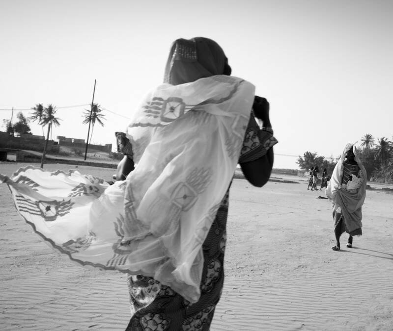 Entre Dionewar et Niodor, les femmes rentrent chez elles et se croisent, Delta du Sine-Saloum