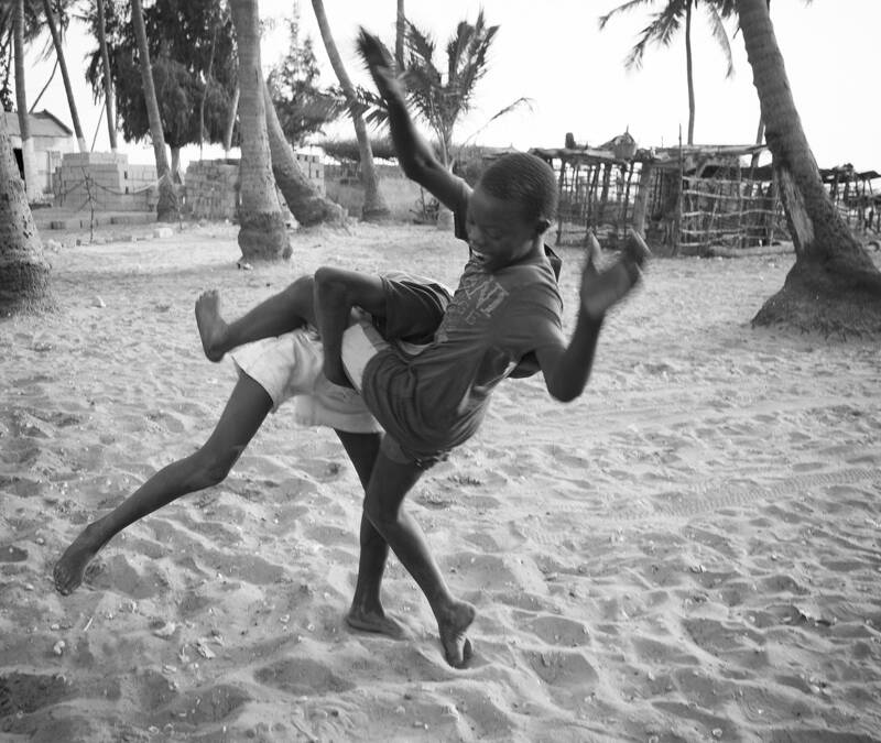 Sur l’île de Dionewar, comme partout au Sénégal, les enfants s’entrainent à la lutte sénégalaise