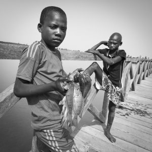 Garçons pêcheurs à Mar Lodj,  Delta du Sine-Saloum