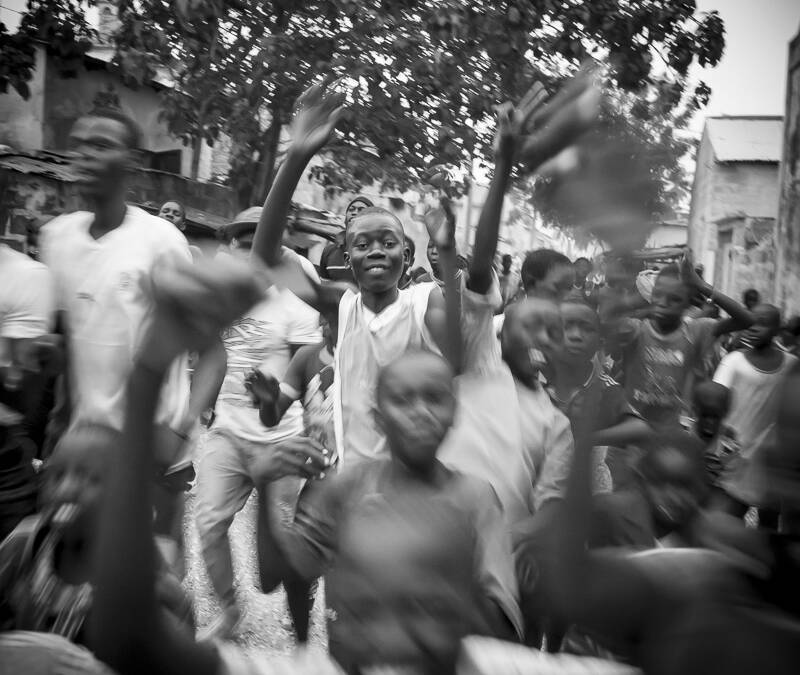 Et parfois un enfant du village gagne un combat là bas à Dakar, scène de liesse aujourd’hui à Dionewar