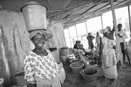 Les femmes se retrouvent chaque jour autour de ce collecteur d'eau pluvial, installé par une ONG, Bandial, Casamance