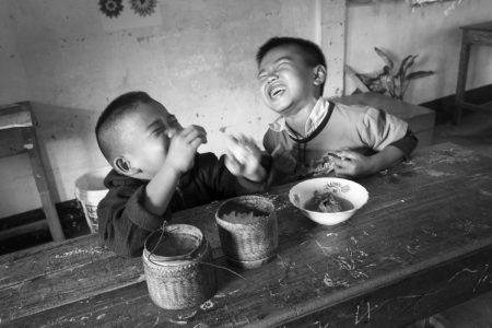 Repas de midi dans une école de brousse