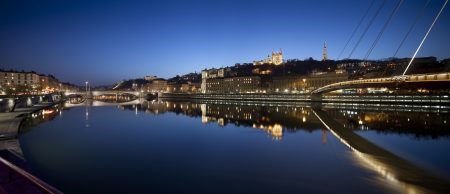 Quartier Saint Jean depuis les quais de Saône avec Fourvière en fon, Lyon by night