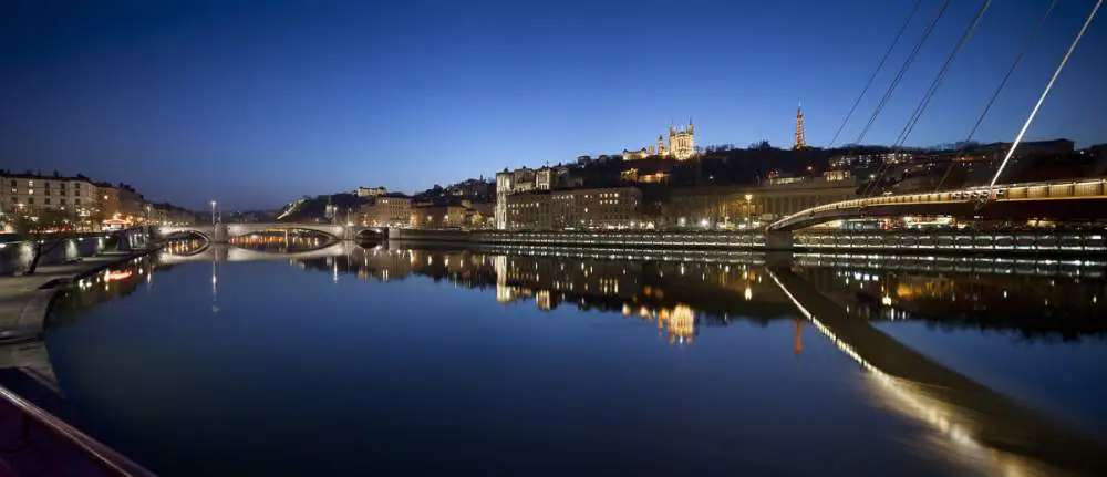 Quartier Saint Jean depuis les quais de Saône avec Fourvière en fon, Lyon by night