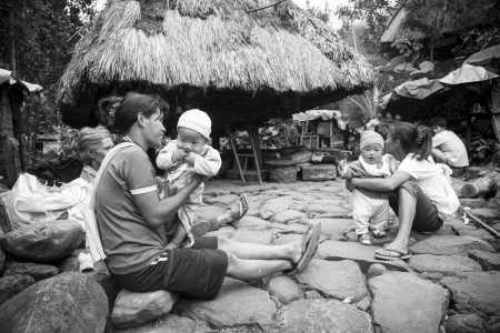 Fin de journée devant un habitat traditionnel Ifuago, Cambulo, île de Luzon