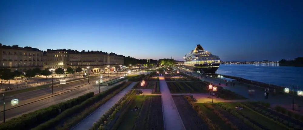 Quai Louis XVIII, Bordeaux by night