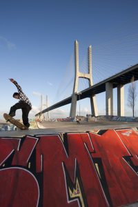 Pont Vasco de Gama avec skateur